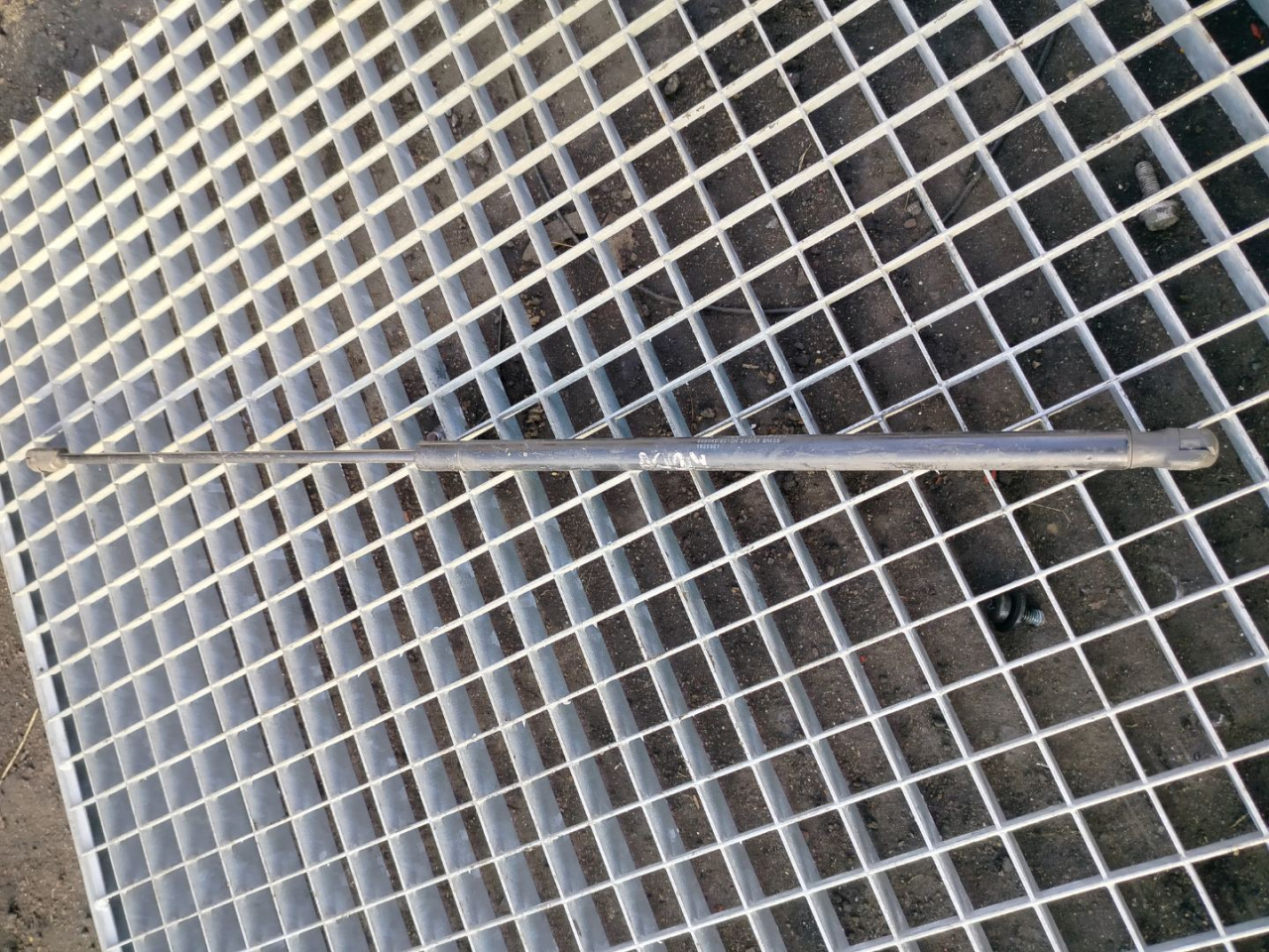 амортизатор капота DAF XF 106 1 поколение 2019, MX-13, АКПП, белый, правый руль, 1925981 - фото №1