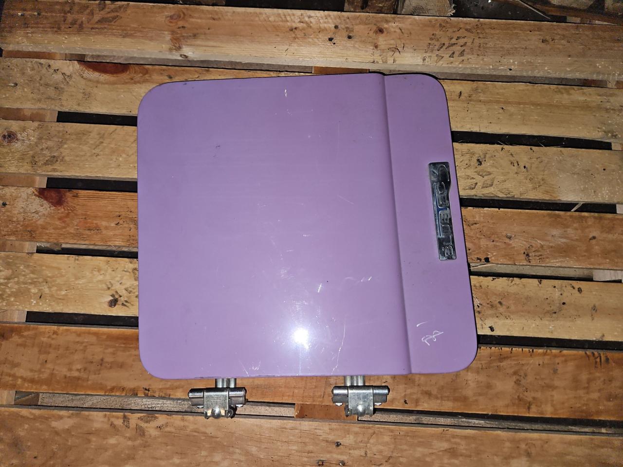 крышка инструментального ящика Mercedes-Benz Actros 2 поколение (MP2) 2007, розовый, грузовик, A9437500402, A9437500221, A9437500398 - фото №1