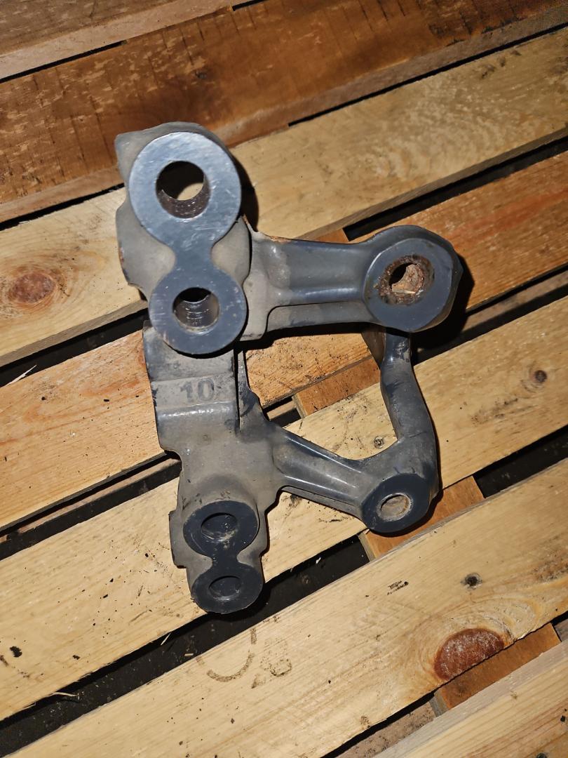 кронштейн рессоры Scania R 3 поколение 2013, 12.7 л., DC 13.121, дизель, красный, грузовик, 1932810, 1906794 - фото №1