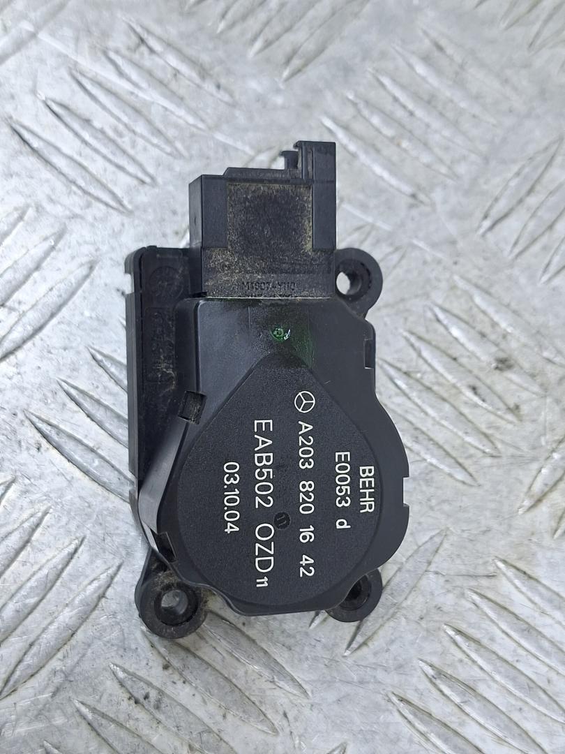 моторчик заслонки печки Mercedes-Benz E-Класс W211/S211 2004, 3.2 л., M 112.954, бензин, АКПП, серебро, универсал, задний привод, A2038201642 - фото №1