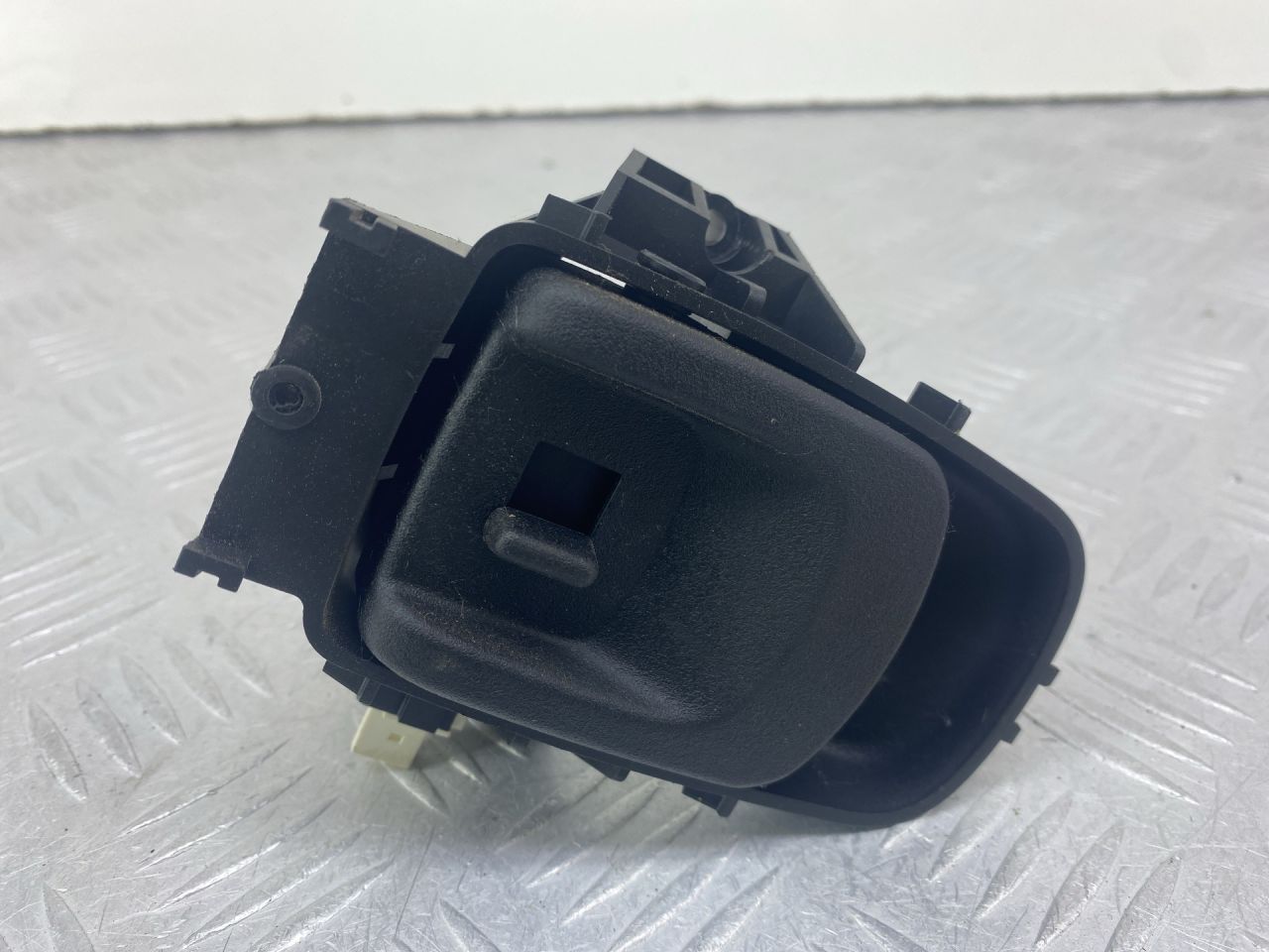 ручка открывания багажника Mercedes-Benz E-Класс W211/S211 2004, 3.2 л., M 112.954, бензин, АКПП, серебро, универсал, задний привод - фото №1