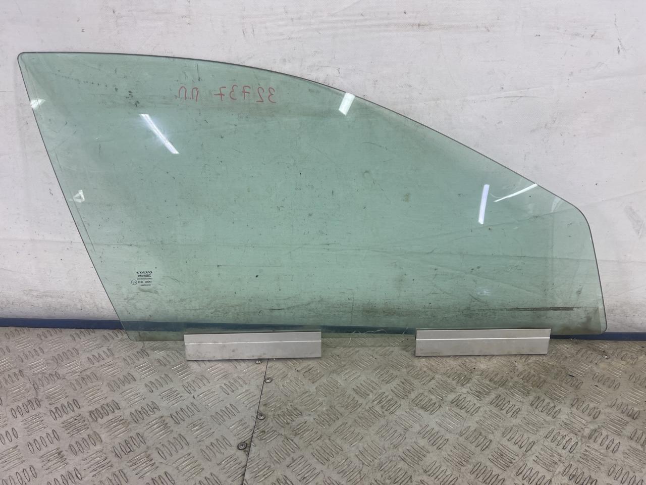 стекло двери передней правой Volvo V70 2 поколение 2001, 2.4 л., B 5244 T3, бензин, АКПП, серебро, универсал, полный привод - фото №1