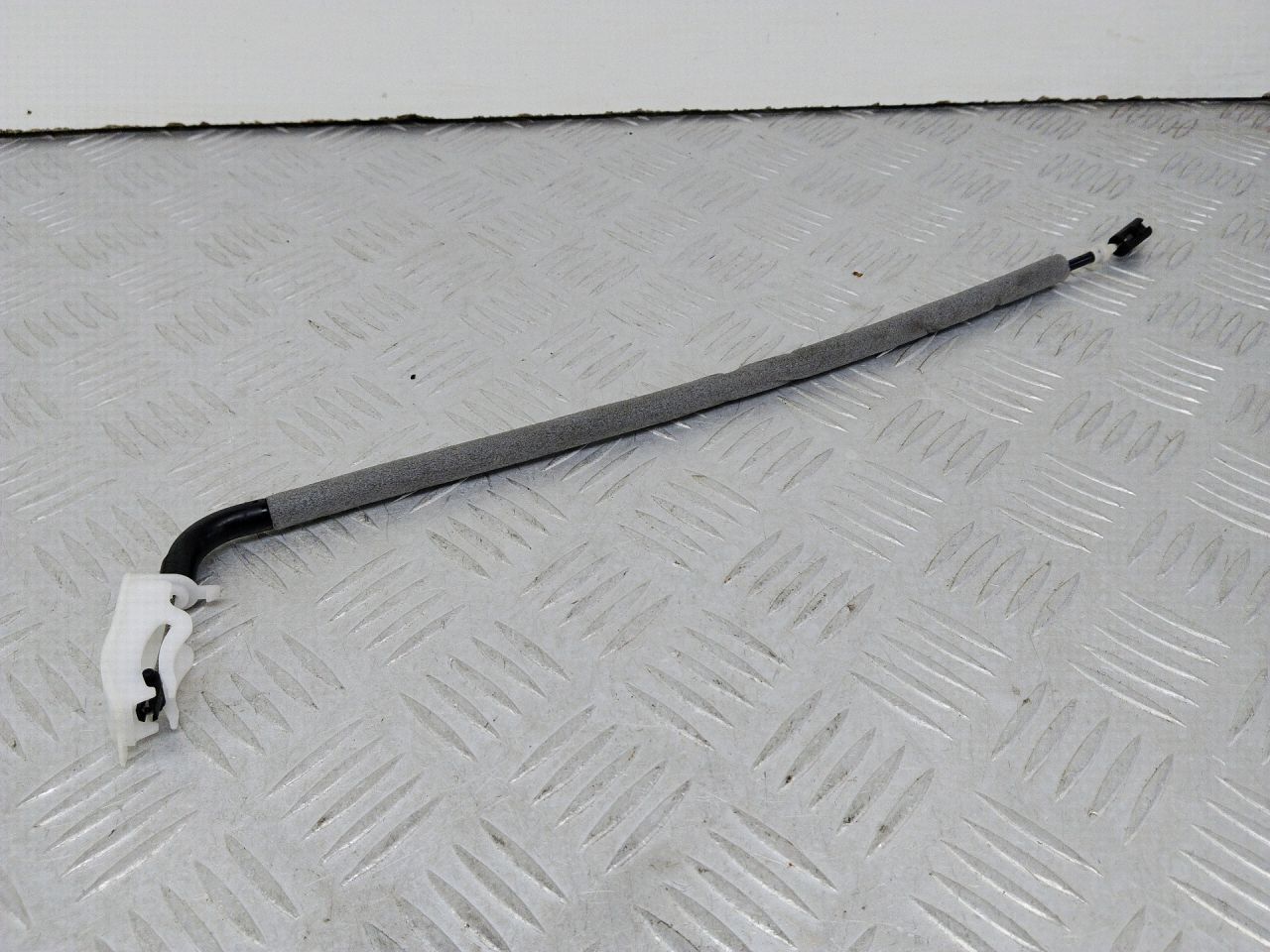трос двери BMW 1 серия E81/E82/E87/E88 2006, 1.6 л., N45 B16 A, бензин, МКПП, хетчбэк 5 дв., задний привод, 3924754 - фото №1