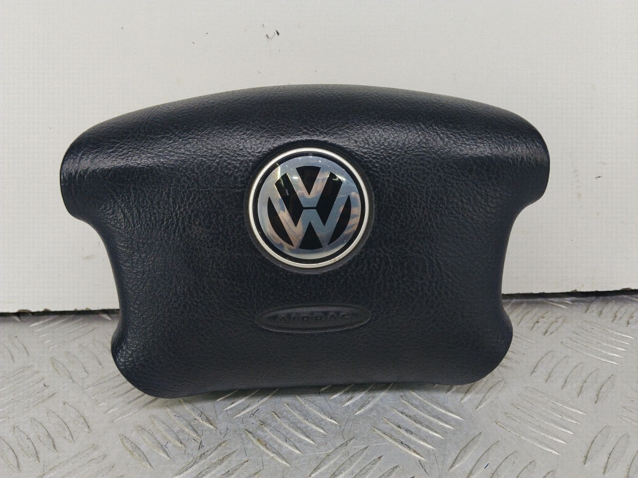 подушка безопасности водителя Volkswagen Passat B5 2000, 1.9 л., дизель, зеленый, универсал, передний привод, 3B0880201AE - фото №1