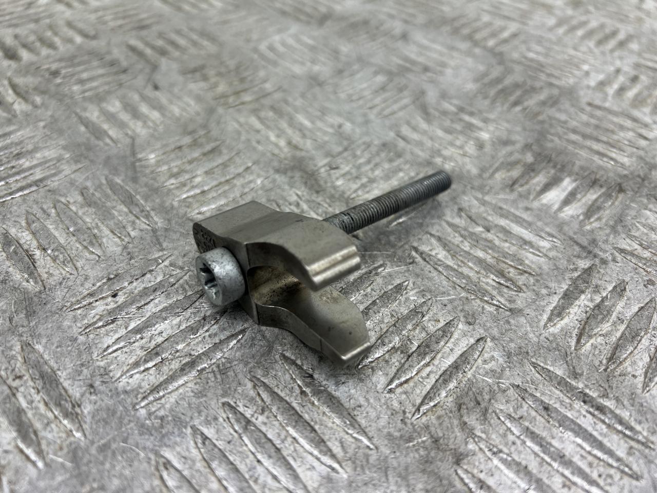 крепление форсунки Mercedes-Benz E-Класс W212/S212/C207/A207 C207 2011, 2.1 л., OM 651.911, дизель, АКПП, черный, кабриолет, задний привод, A6510160238 - фото №1