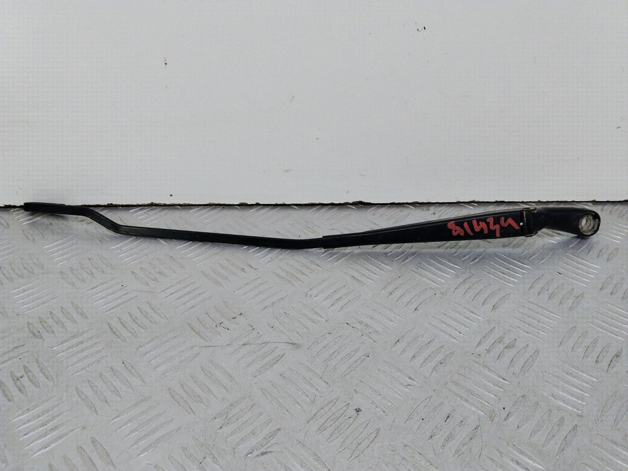 щеткодержатель (поводок стеклоочистителя, дворник) Volkswagen Passat B5 1999, 2.3 л., AGZ, бензин, МКПП, универсал, 3B1955410 - фото №1
