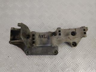 кронштейн генератора Volkswagen Golf 4 поколение (1997 - 2006), 1.6 л., AKL, бензин, 06A903143P
