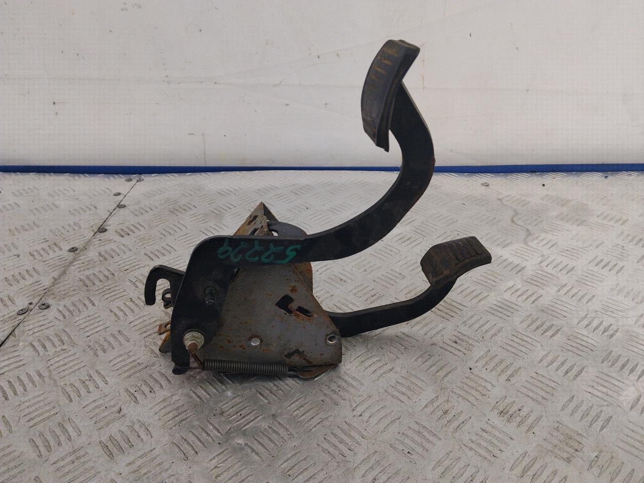 узел педальный (блок педалей) Ford Focus 1 поколение 2001, 1.6 л., бензин, зеленый, хетчбэк 5 дв., передний привод, 98AB2450, 982024551AA - фото №1
