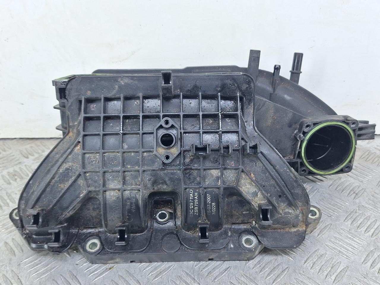 коллектор впускной Volkswagen Golf 5 поколение 2007, 1.4 л., CAXA, бензин, 6МКПП, серый, универсал, передний привод, 03C129711AD - фото №1