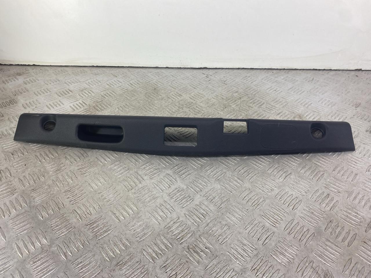 накладка двери (крышки) багажника Mercedes-Benz E-Класс W213/S213/C238/A238 (2016 - 2020), 2.0 л., OM 654.920, дизель, АКПП, серый, седан, задний привод, A2137503900, A2137504000 - фото №1