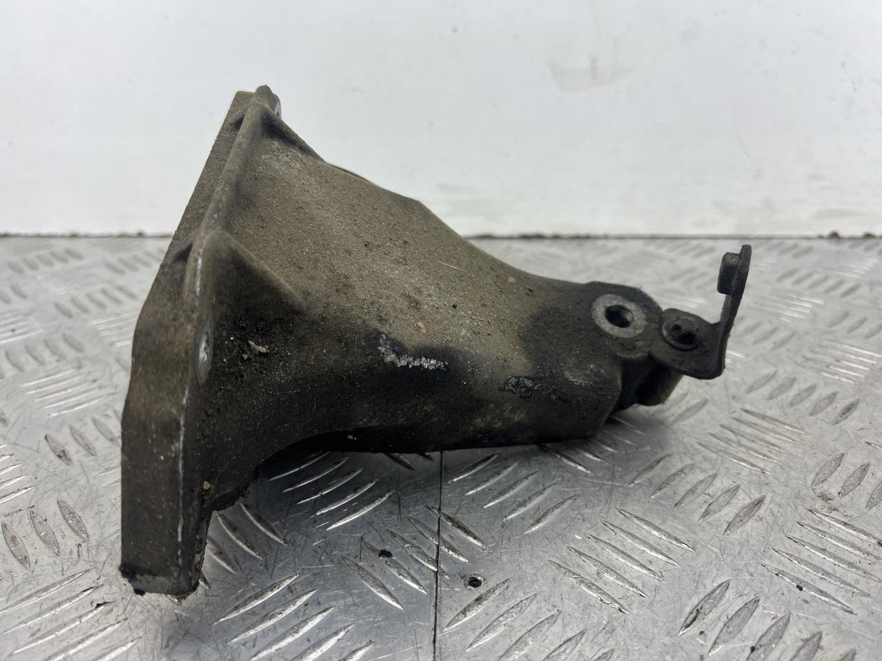 кронштейн двигателя Mercedes-Benz Vito W639 2006, 3.2 л., M 112.951, бензин, АКПП, черный, задний привод, A1122235704 - фото №1