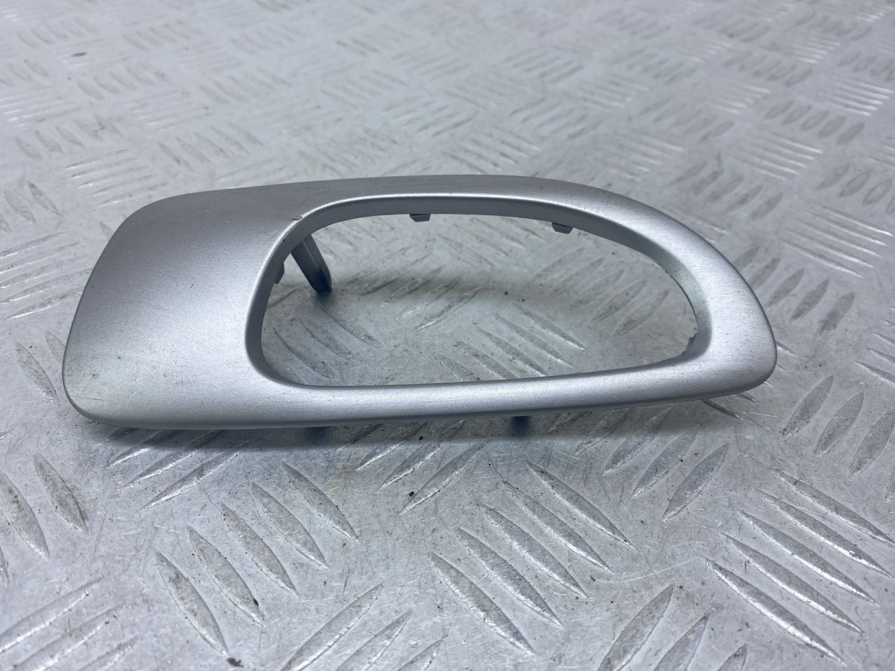 накладка двери внутренняя Peugeot 307 1 поколение 2004, 1.6 л., 9HZ (DV6TED4), дизель, МКПП, серебро, универсал, передний привод, 9634770077 - фото №1