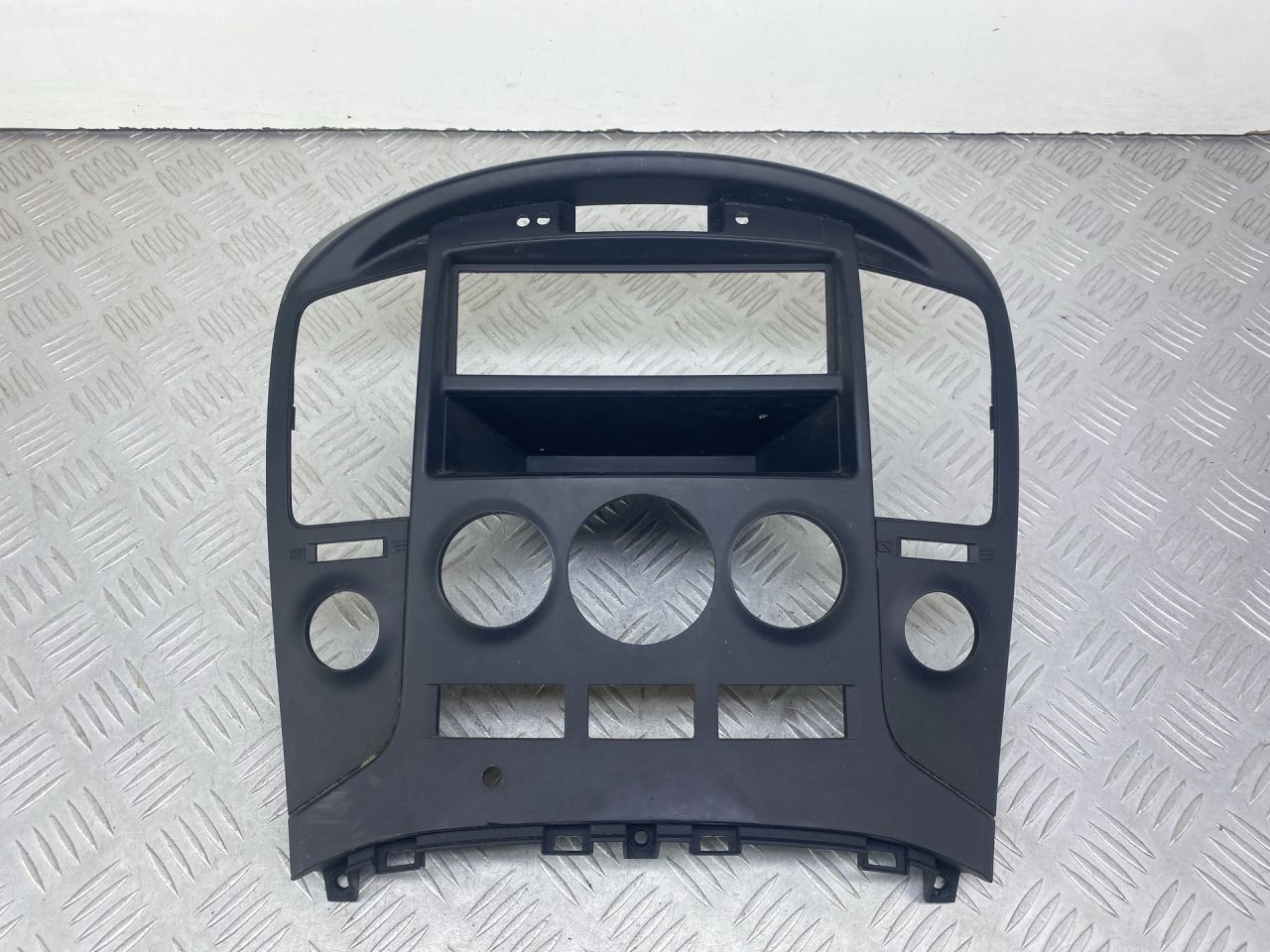 Декоративная накладка центральной консоли Hyundai H-1 Grand Starex 2008, 2.5 л., дизель, МКПП, белый, минивэн, задний привод, U0629648, MT06042 - фото №1
