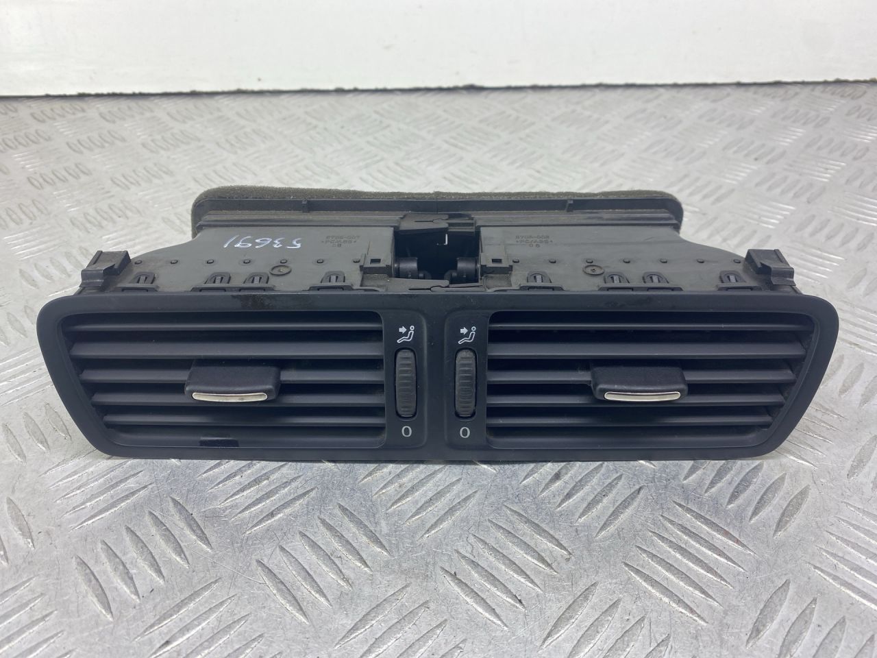 дефлектор обдува салона Volkswagen Passat B6 (2005 - 2010), 2.0 л., дизель, универсал, 3C1819728E - фото №1