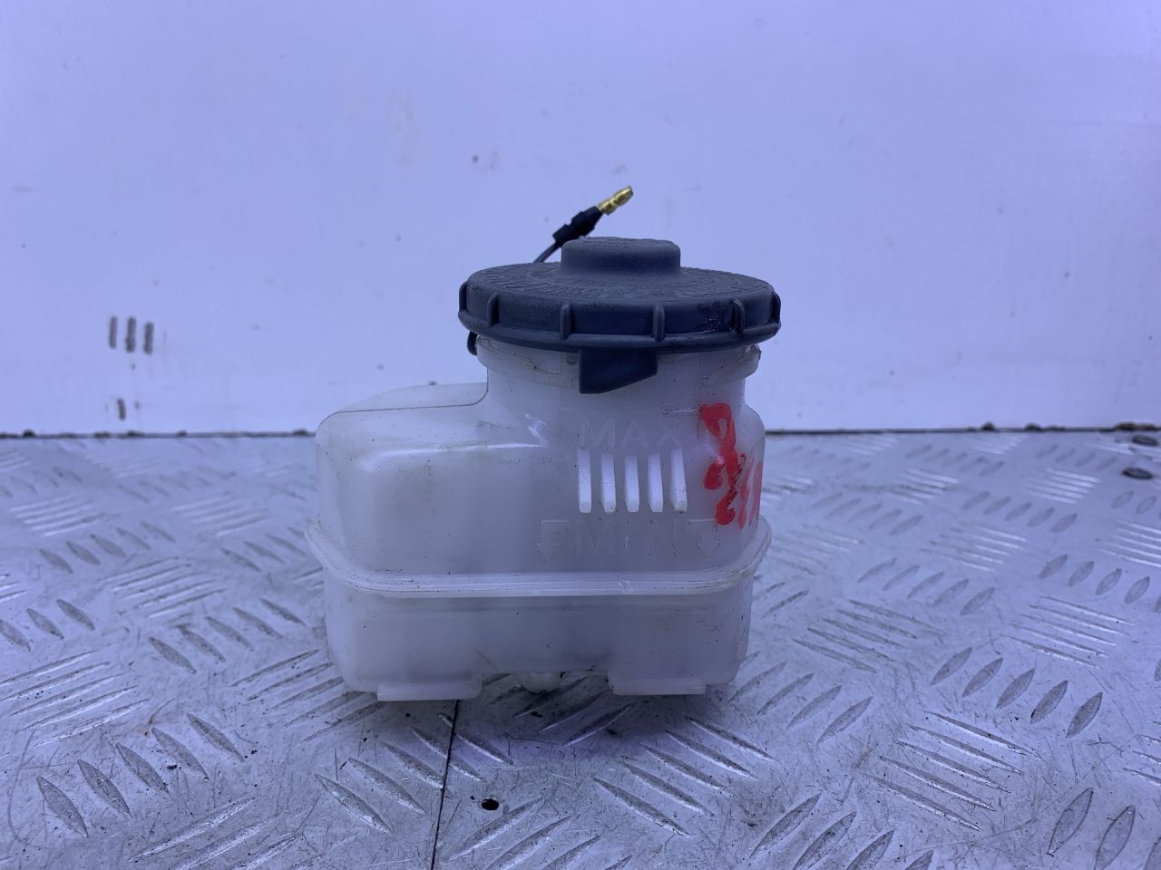 бачок тормозной жидкости Honda Civic 6 поколение (EJ/EK/EM) EJ9 1996, 1.4 л., D14A4, бензин, 5МКПП, красный, хетчбэк 3 дв., передний привод - фото №1