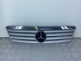 решетка радиатора Mercedes-Benz A-Класс W168/V168 [рестайлинг] 2004, 1.7 л., OM 668.942, дизель, АКПП, серебро, минивэн, передний привод, 1688801283