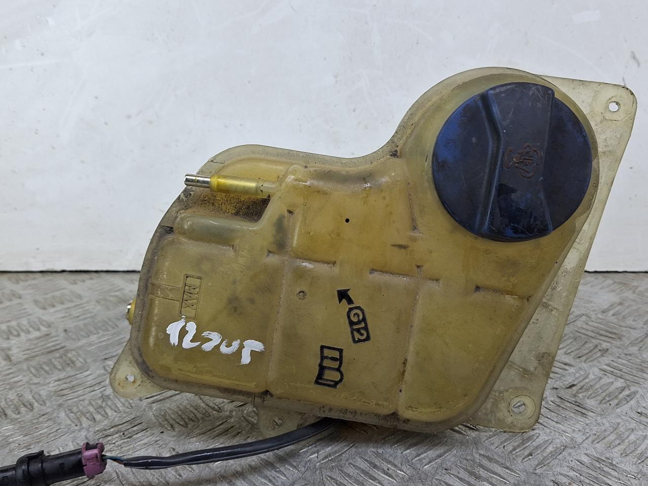 бачок расширительный Audi A4 B5 1997, 1.6 л., AHL, бензин, МКПП, универсал, 8D0121403J - фото №1