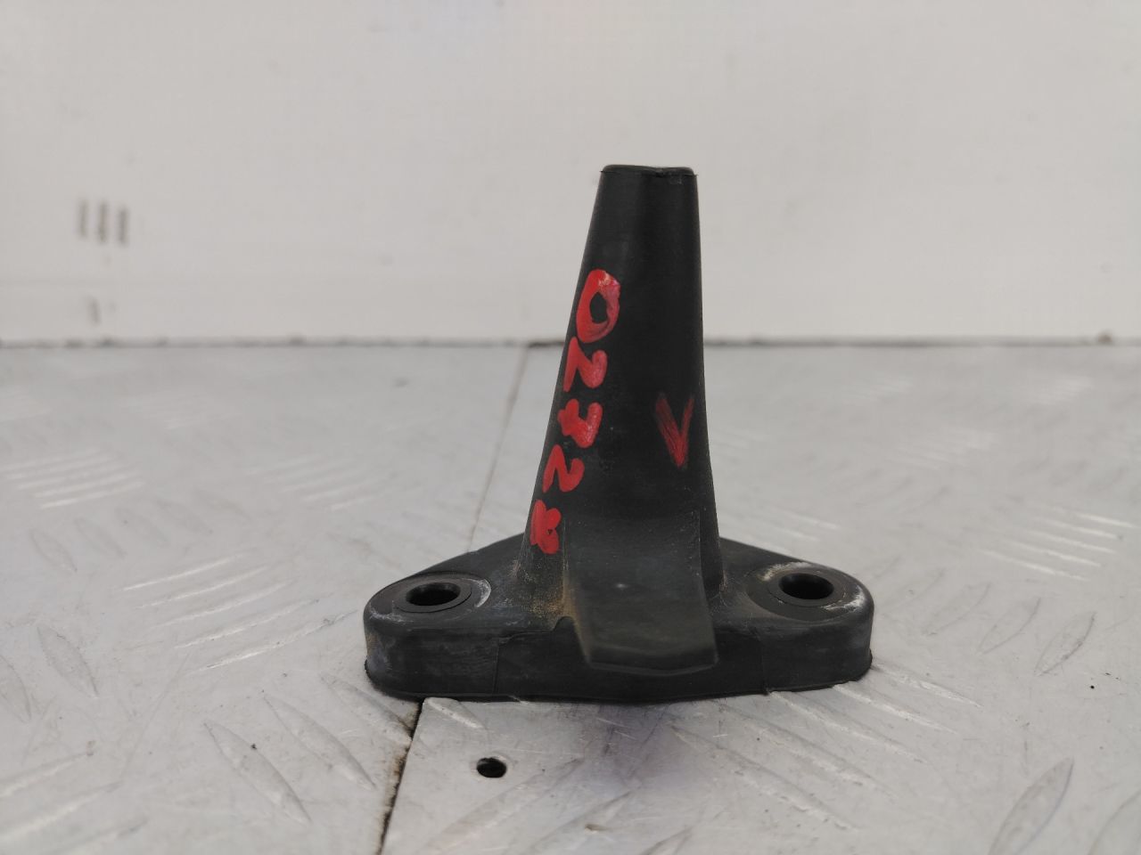 отбойник крышки багажника Peugeot 206 1 поколение 2002, 1.6 л., NFU (TU5JP4), бензин, МКПП, черный, кабриолет, передний привод - фото №1