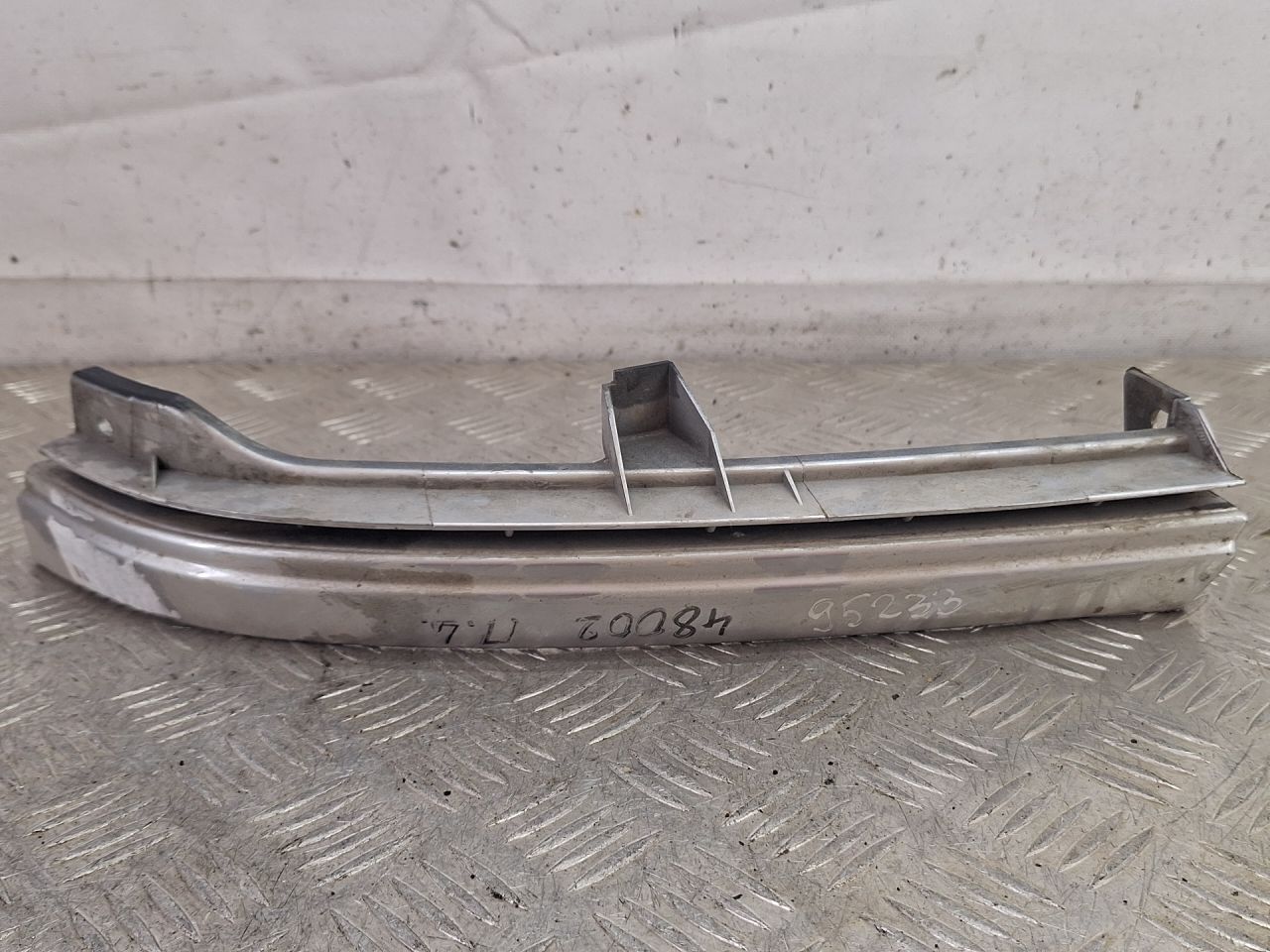 Накладка (ресничка) фары левая Opel Zafira 1 поколение (A) 2000, 2.0 л., X 20 DTL, дизель, МКПП, серебро, минивэн, передний привод, 90580651 - фото №1