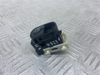 кнопка стеклоподъемника двери задней правой Mercedes-Benz C-Класс W203/S203/CL203 [рестайлинг] 2005, 2.2 л., дизель, серебро, универсал, задний привод, A2038200210
