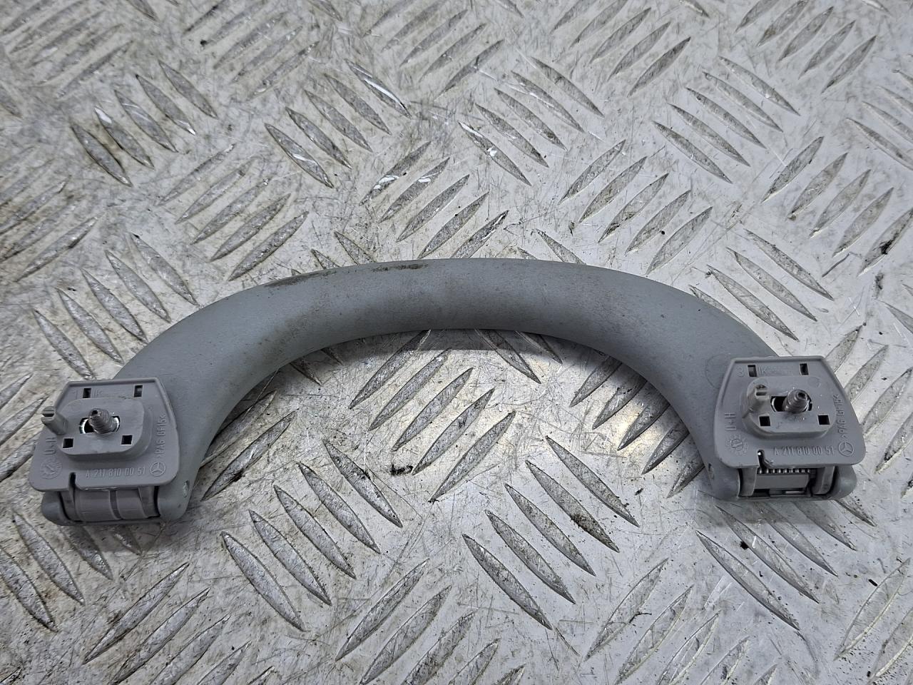 ручка внутренняя потолочная Mercedes-Benz E-Класс W211/S211 2004, 3.2 л., M 112.954, бензин, АКПП, серебро, универсал, задний привод, A2118100051 - фото №1