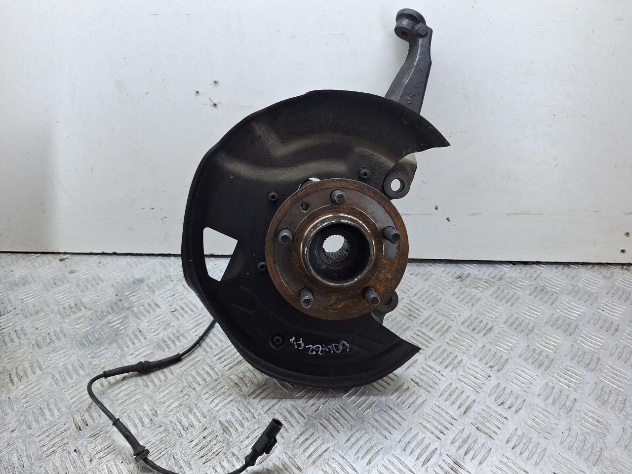 кулак поворотный левый Land Rover Discovery 3 поколение L319 2007, 2.7 л., 276DT, дизель, АКПП, серый, внедорожник 5 дв., полный привод - фото №1
