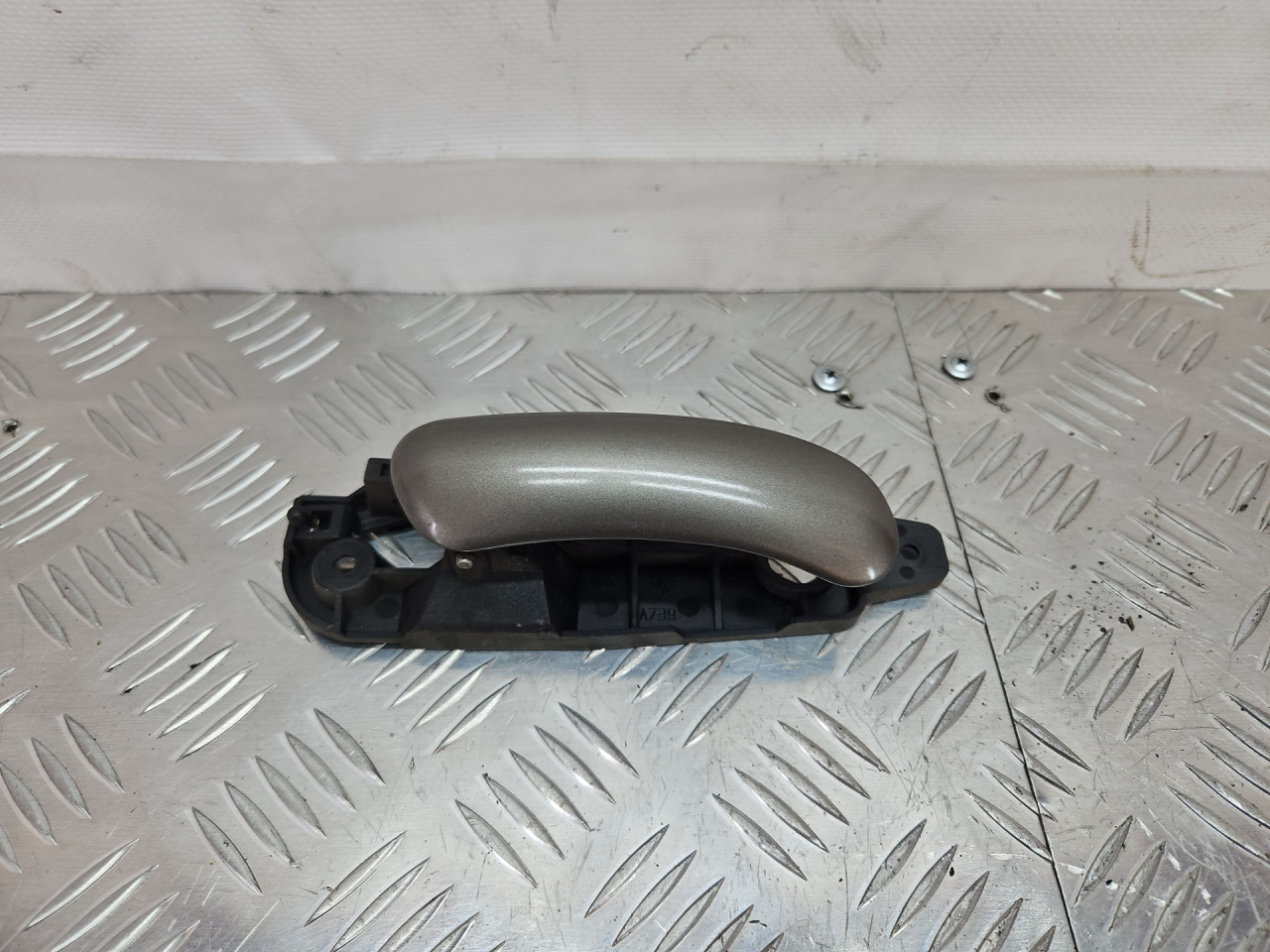 ручка внутренняя задняя правая Fiat Stilo 1 поколение 2002, 1.2 л., 188 A5.000, бензин, МКПП, хетчбэк 5 дв., передний привод - фото №1