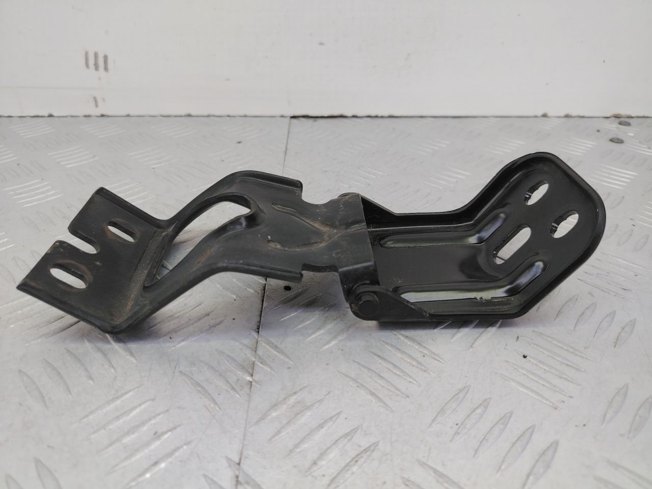 петля крышки багажника Peugeot 206 1 поколение 2002, 1.6 л., NFU (TU5JP4), бензин, МКПП, черный, кабриолет, передний привод - фото №1