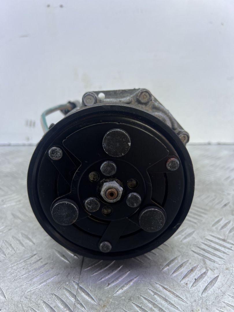 компрессор кондиционера Volkswagen Golf 4 поколение 1999, 1.6 л., AKL, бензин, МКПП, серый, хетчбэк 5 дв., передний привод, 1J0820803F - фото №1