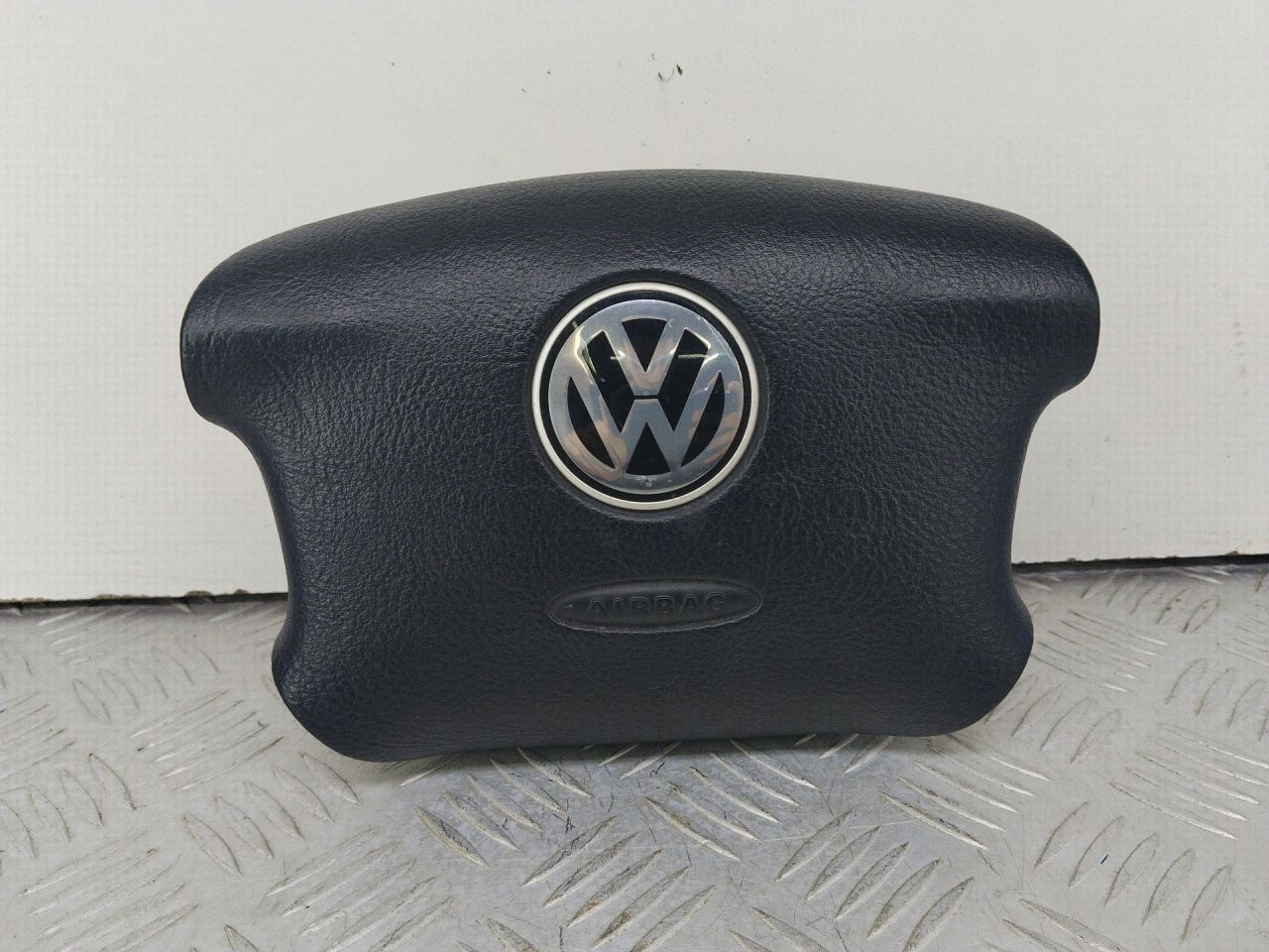 подушка безопасности водителя Volkswagen Golf 4 поколение 1999, 1.6 л., AKL, бензин, МКПП, серый, хетчбэк 5 дв., передний привод, 3B0880201AE - фото №1
