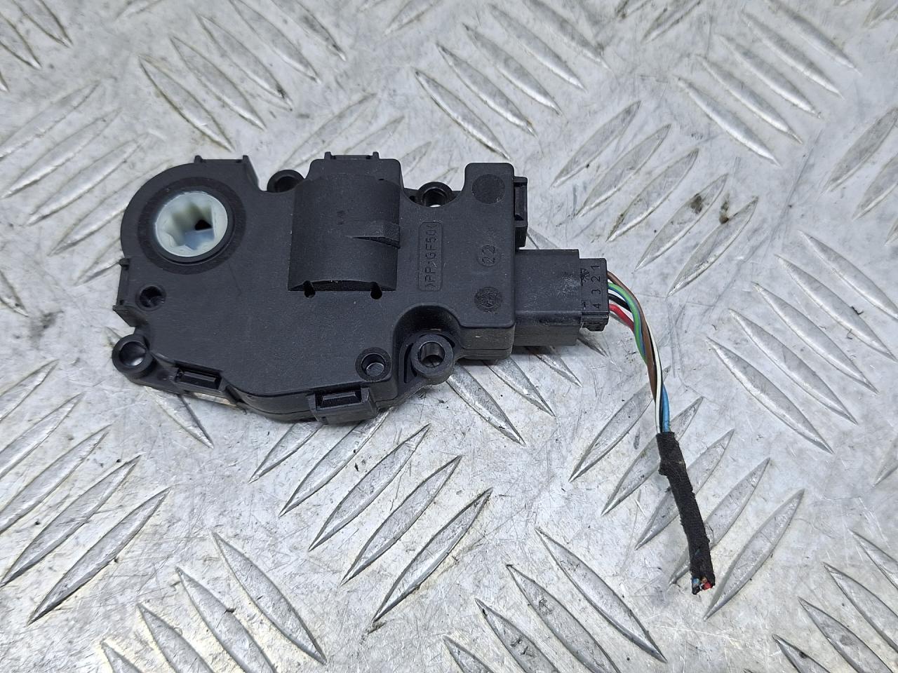 моторчик заслонки печки BMW 3 серия E90/E91/E92/E93 2005, 2.5 л., N52 B25 AF, бензин, МКПП, серый, седан, задний привод, 985458D03 - фото №1