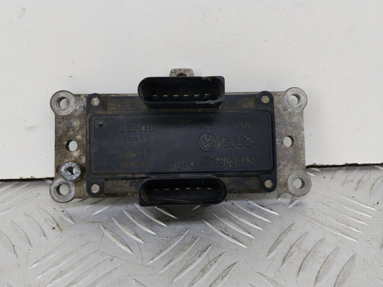 коммутатор зажигания Volkswagen Passat B5 1999, 2.3 л., AGZ, бензин, МКПП, универсал, 071905143 - фото №1