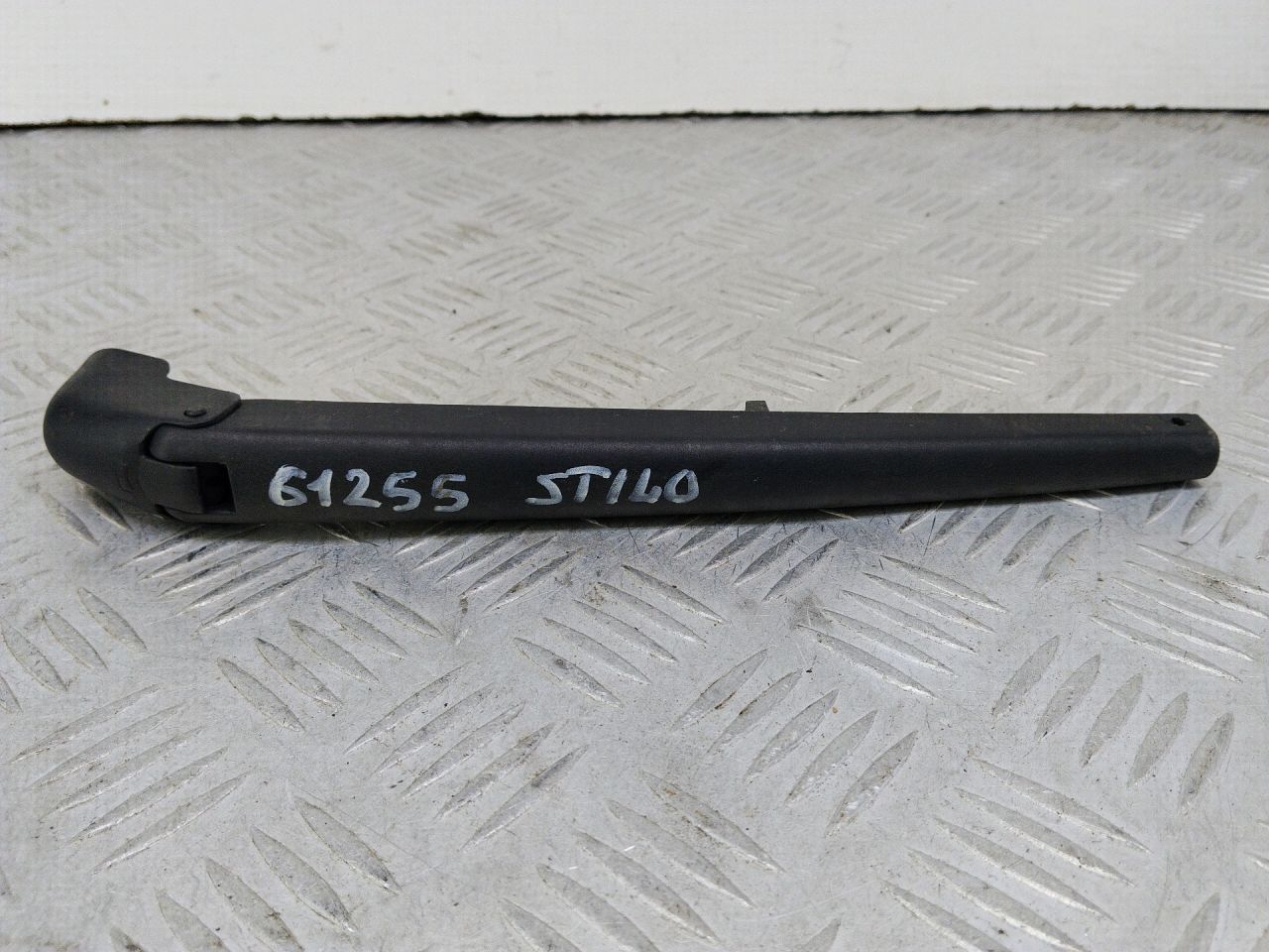 щеткодержатель задний Fiat Stilo 1 поколение 2002, 1.2 л., 188 A5.000, бензин, МКПП, хетчбэк 5 дв., передний привод - фото №1