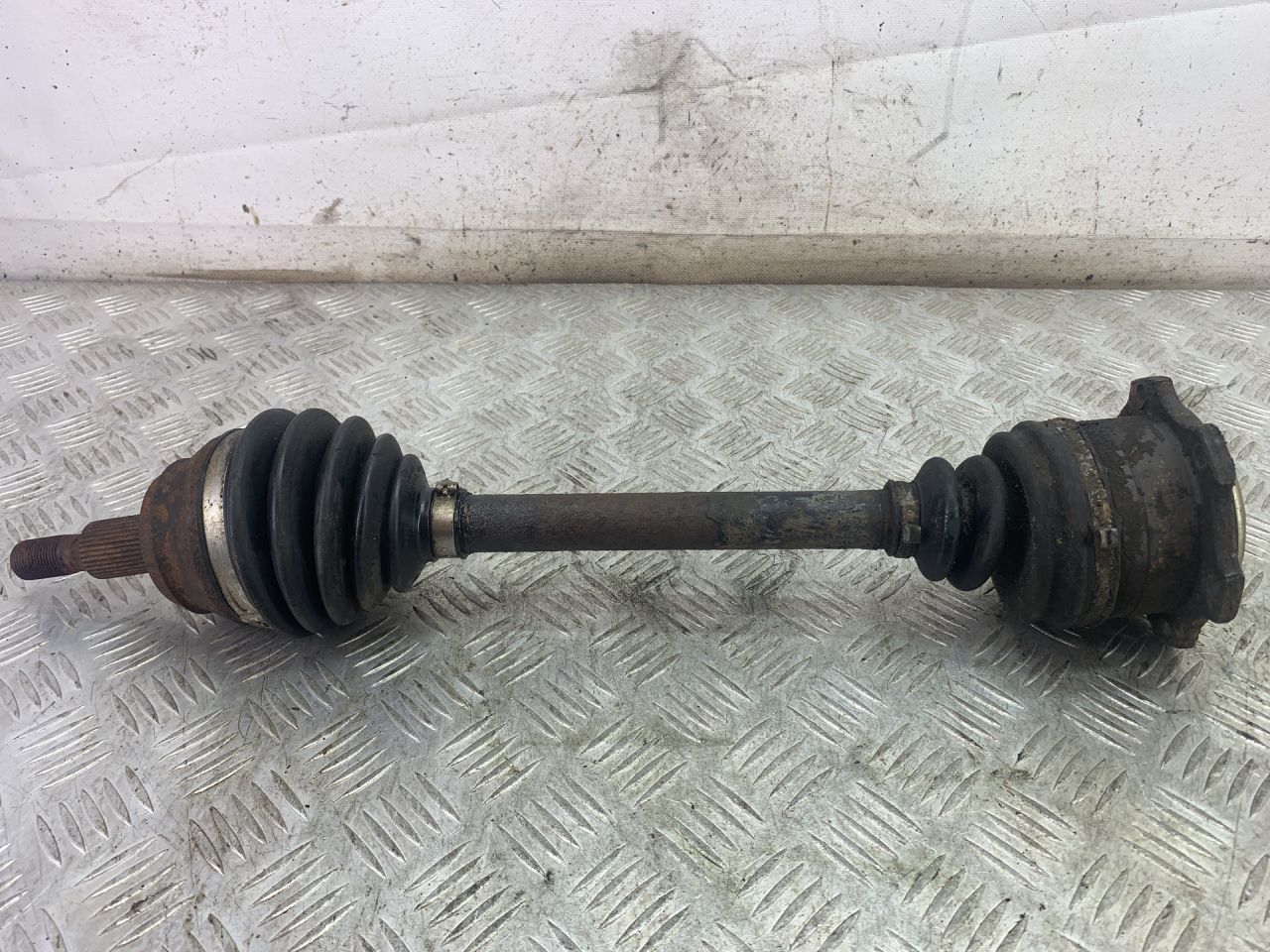 полуось передняя левая (приводной вал, ШРУС) Volkswagen Fox 2 поколение 5Z 2007, 1.2 л., BMD, бензин, МКПП, хетчбэк 3 дв. - фото №1