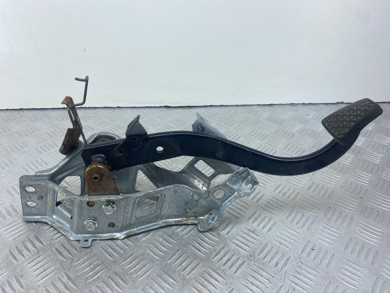 педаль тормоза Opel Zafira 2 поколение (B) 2005, 1.9 л., Z 19 DT, дизель, серебро, минивэн, передний привод, 24463406 - фото №1