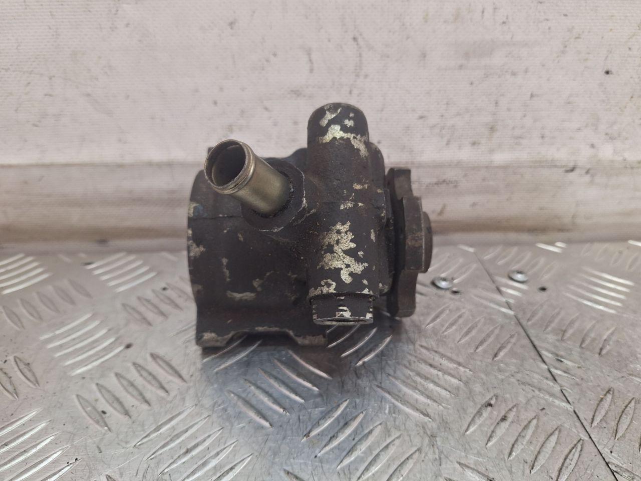 насос гидроусилителя руля Peugeot 306 1 поколение (1993 - 1997), 1.6 л., бензин, 7849701 - фото №1