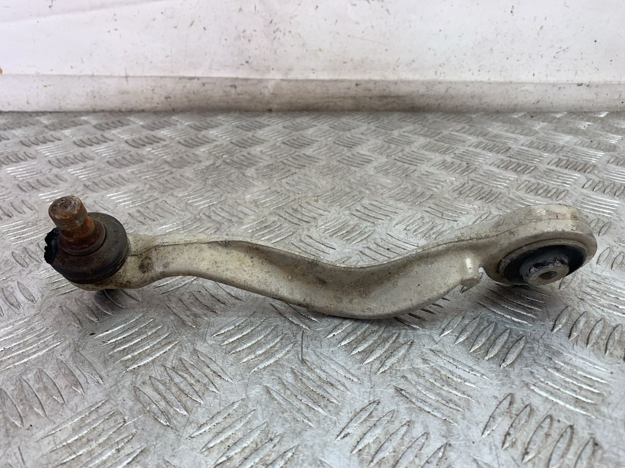 рычаг передний правый Volkswagen Passat B5 1998, 1.8 л., ARG, бензин, МКПП, серебро, универсал, передний привод - фото №1