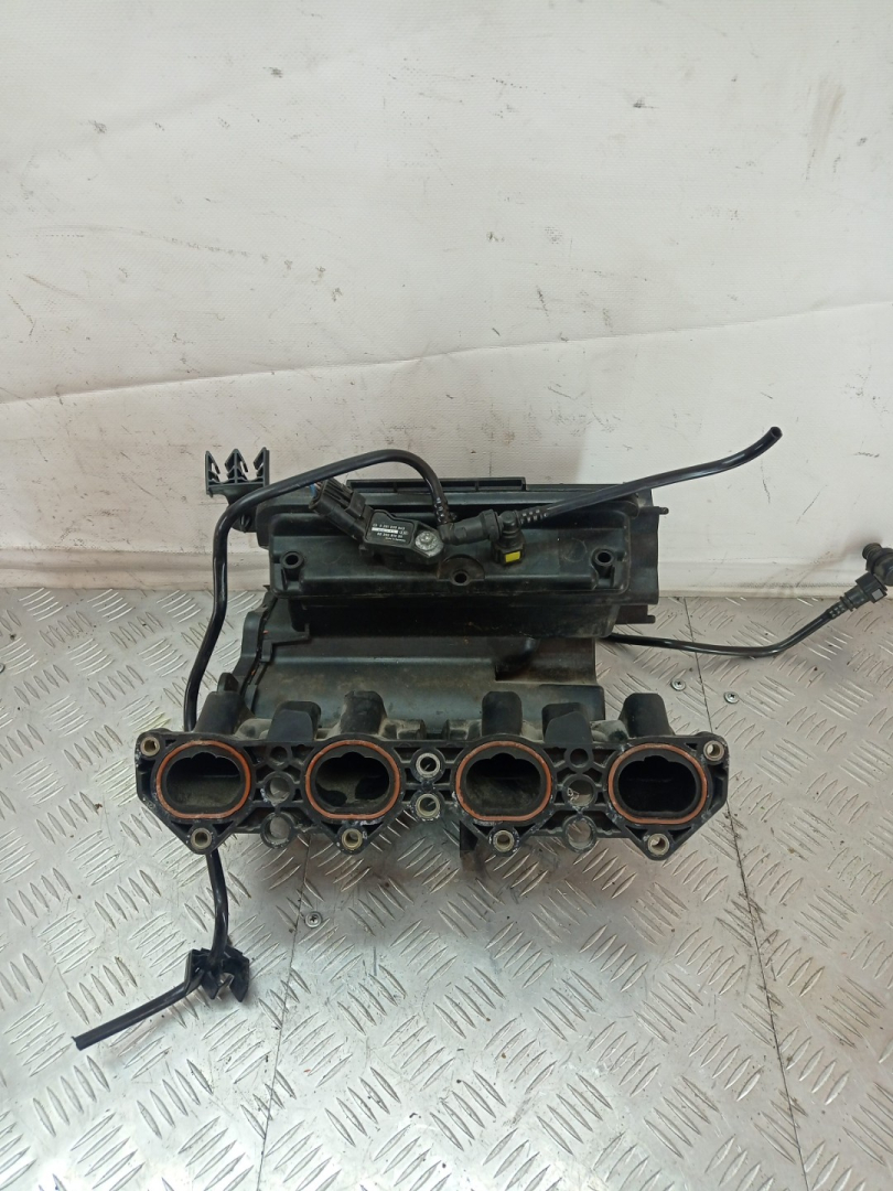 коллектор впускной Peugeot 206 1 поколение 2002, 1.6 л., NFU (TU5JP4), бензин, МКПП, черный, кабриолет, передний привод, 0261230043, 9639381480 - фото №1