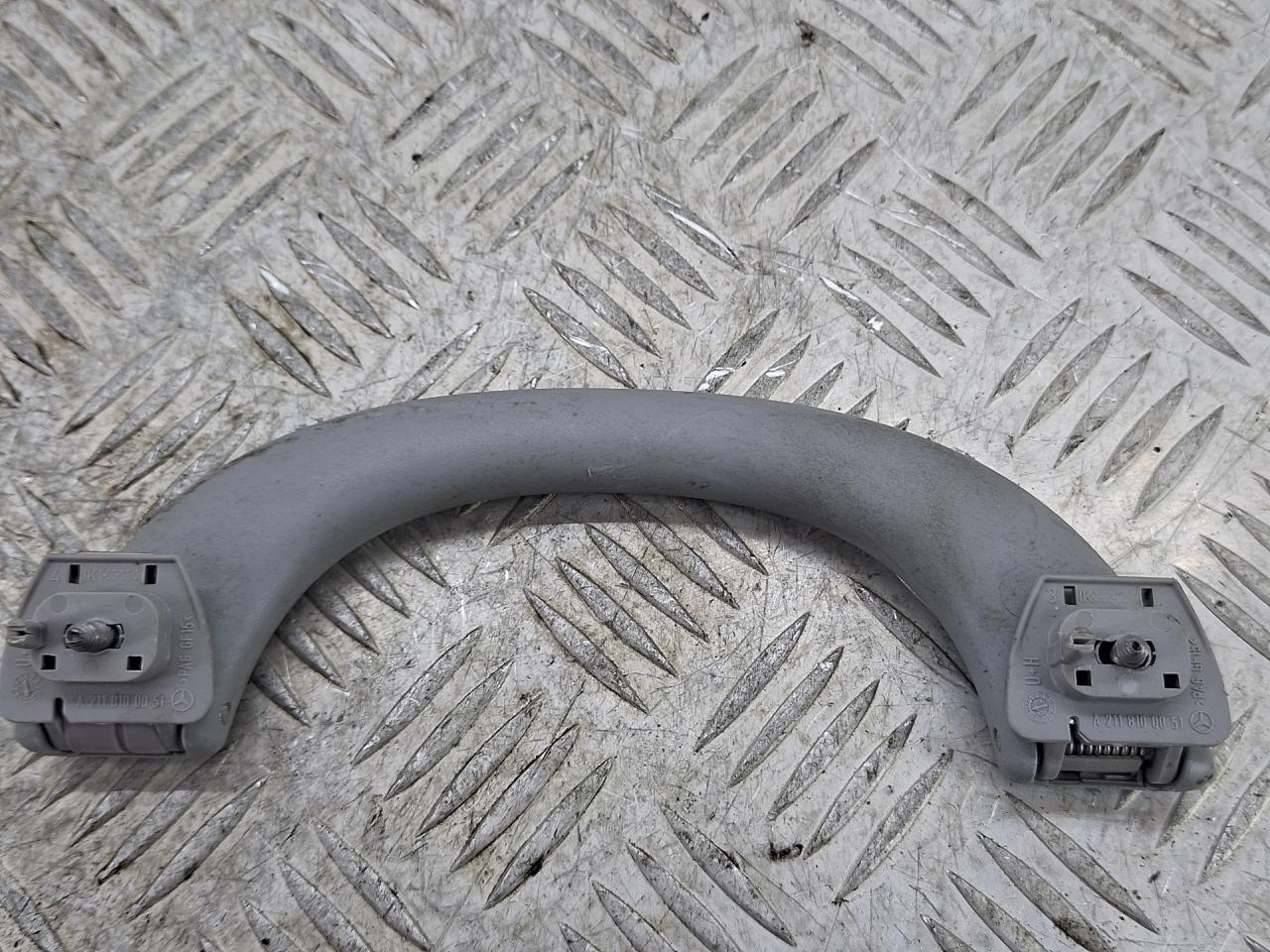 ручка внутренняя потолочная Mercedes-Benz E-Класс W211/S211 2004, 3.2 л., M 112.954, бензин, АКПП, серебро, универсал, задний привод, A2118100051 - фото №1