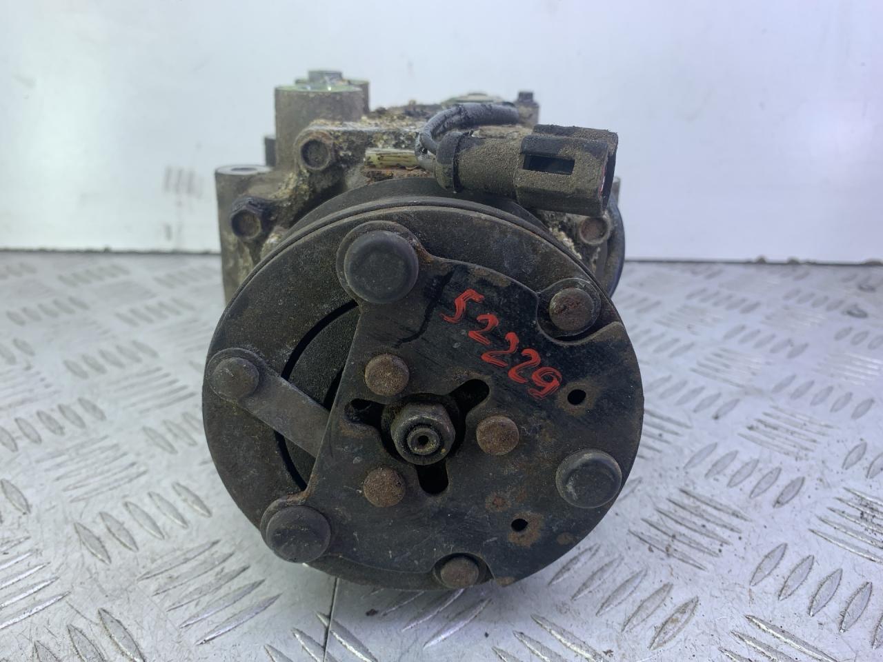 компрессор кондиционера Ford Focus 1 поколение 2001, 1.6 л., бензин, зеленый, хетчбэк 5 дв., передний привод - фото №1