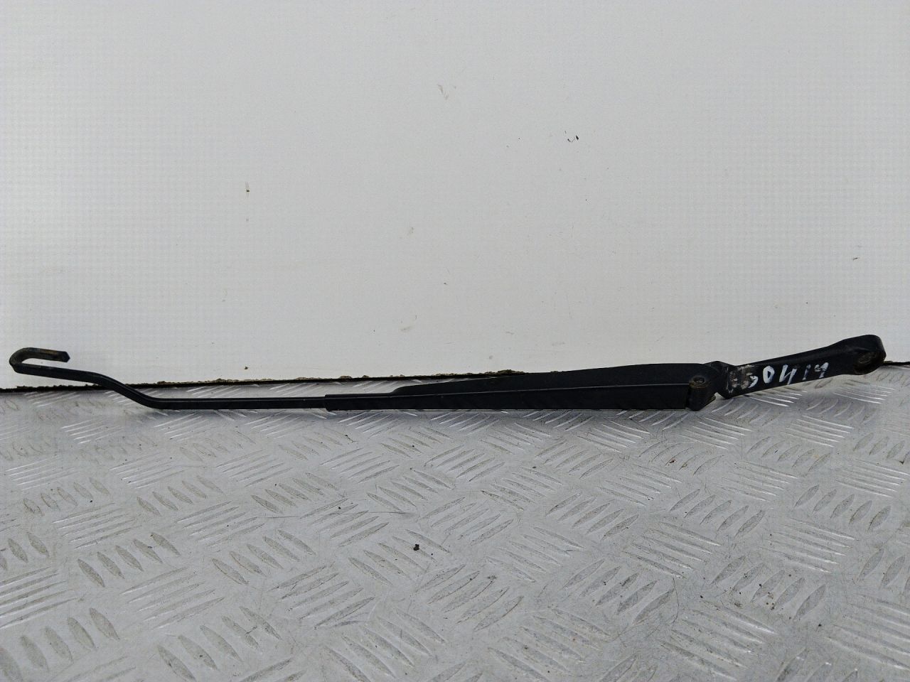 щеткодержатель (поводок стеклоочистителя, дворник) Volkswagen Golf 5 поколение (2003 - 2009), 1U1955409 - фото №1