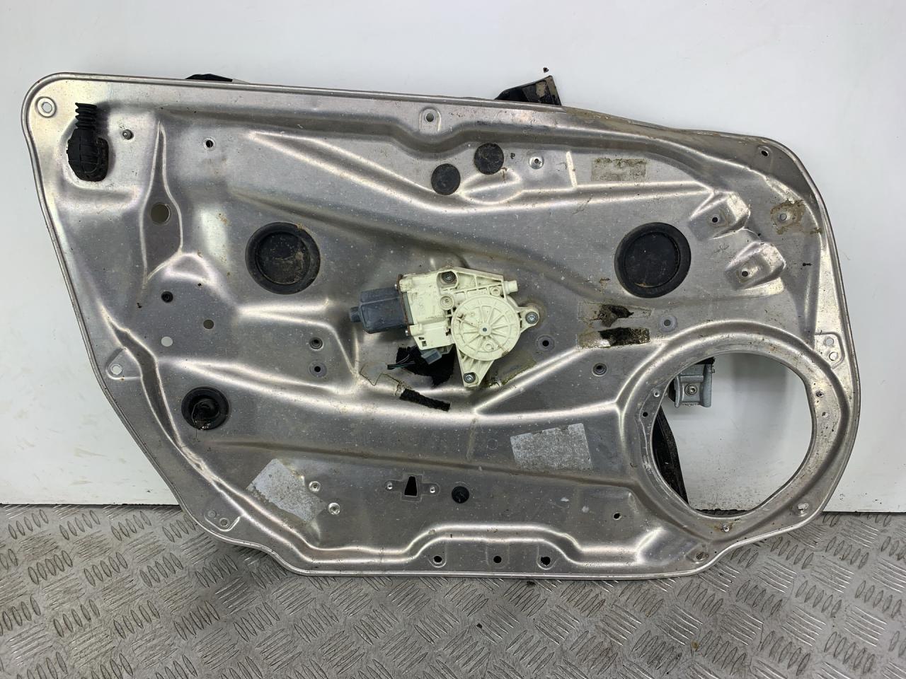 стеклоподъемник передний левый Mercedes-Benz C-Класс W204/S204 2007, 1.8 л., M 271.950, бензин, АКПП, серебро, седан, задний привод - фото №1