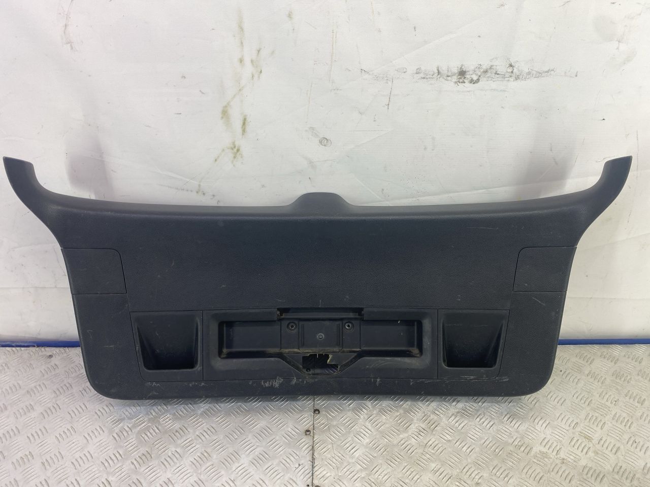 обшивка крышки багажника Volkswagen Passat B6 2008, 1.8 л., BZB, бензин, 6МКПП, черный, универсал, передний привод, 3C9867605F - фото №1