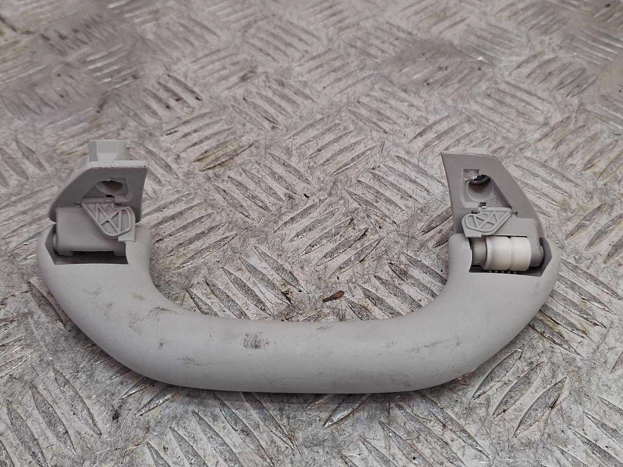 ручка внутренняя потолочная Volkswagen Passat B6 2008, 1.8 л., BZB, бензин, 6МКПП, черный, универсал, передний привод - фото №1