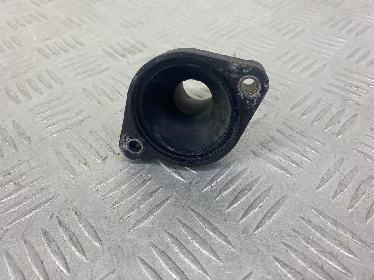 фланец (тройник) системы охлаждения Toyota Aygo 2 поколение AB40 2018, 1.0 л., 1KR-FE, бензин, белый, хетчбэк 5 дв., передний привод - фото №1