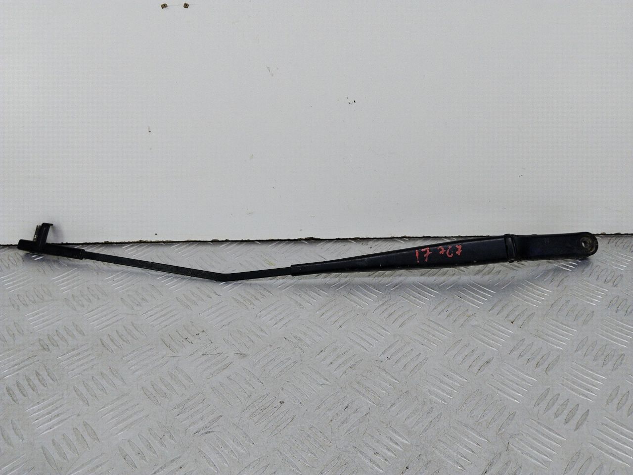 щеткодержатель (поводок стеклоочистителя, дворник) Volkswagen Golf 5 поколение 2005, 1.6 л., BSE, бензин, 5МКПП, черный, хетчбэк 3 дв., передний привод, 1K1955410 - фото №1