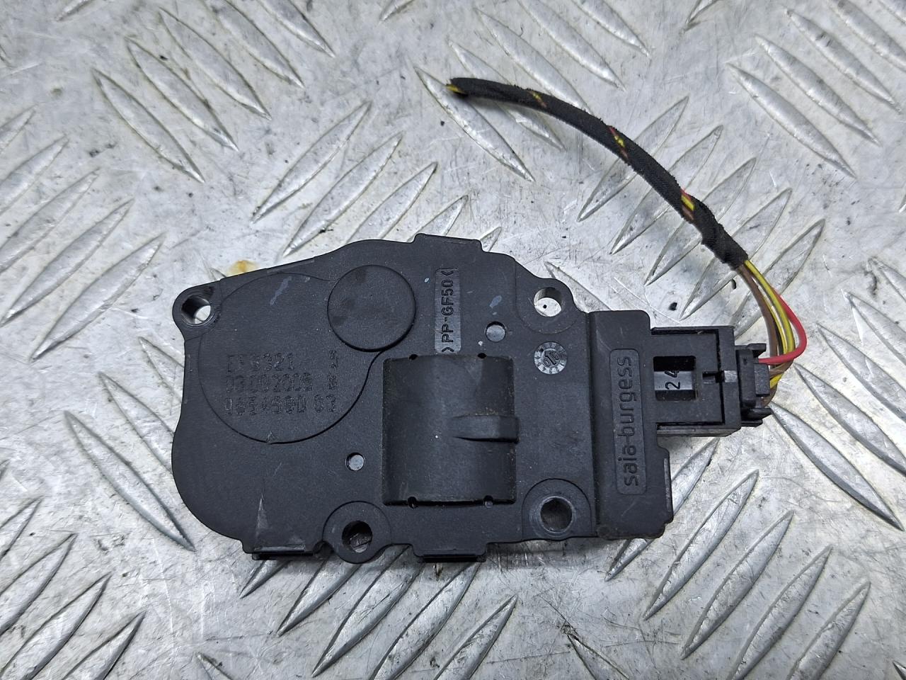 моторчик заслонки печки BMW 3 серия E90/E91/E92/E93 2005, 2.5 л., N52 B25 AF, бензин, МКПП, серый, седан, задний привод, 985458D03 - фото №1