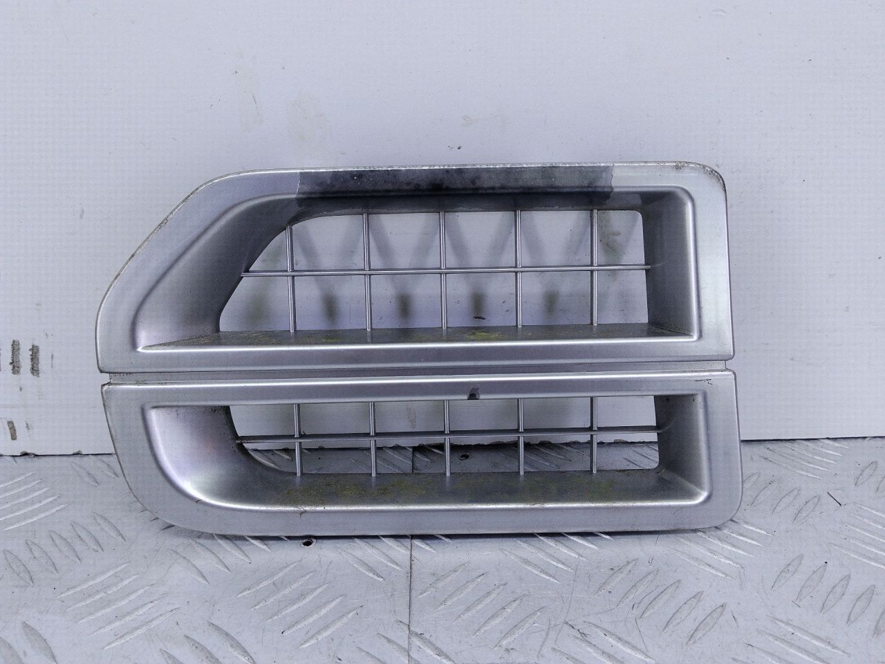 молдинг крыла Land Rover Discovery 3 поколение L319 2007, 2.7 л., 276DT, дизель, АКПП, серый, внедорожник 5 дв., полный привод, JAK000064 - фото №1