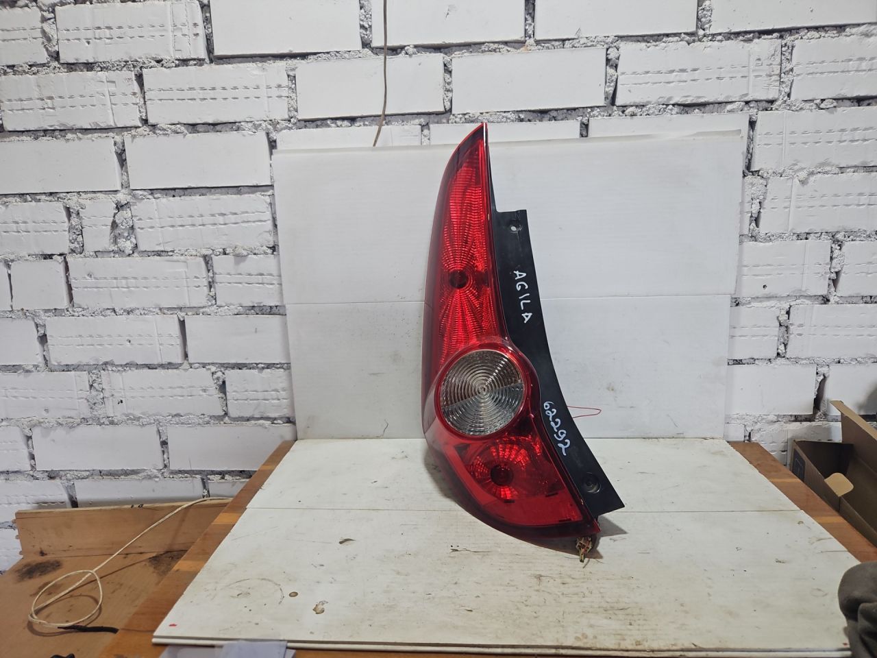 фонарь задний левый Opel Agila 2 поколение (B) 2012, 1.2 л., K12B, бензин, МКПП, минивэн, передний привод, правый руль - фото №1
