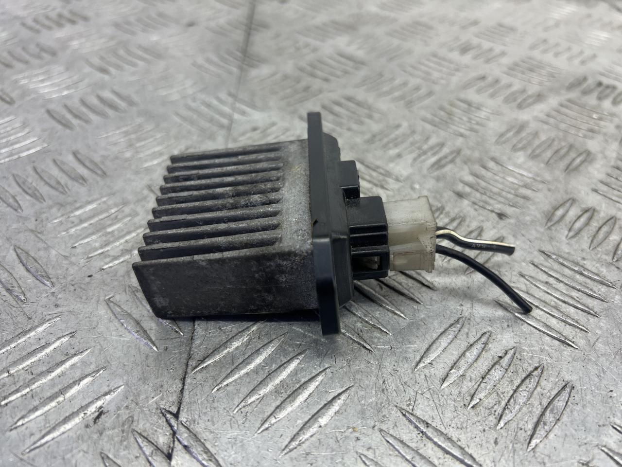 сопротивление печки Mitsubishi Carisma 1 поколение 1999, 1.8 л., бензин, передний привод, MR315051 - фото №1